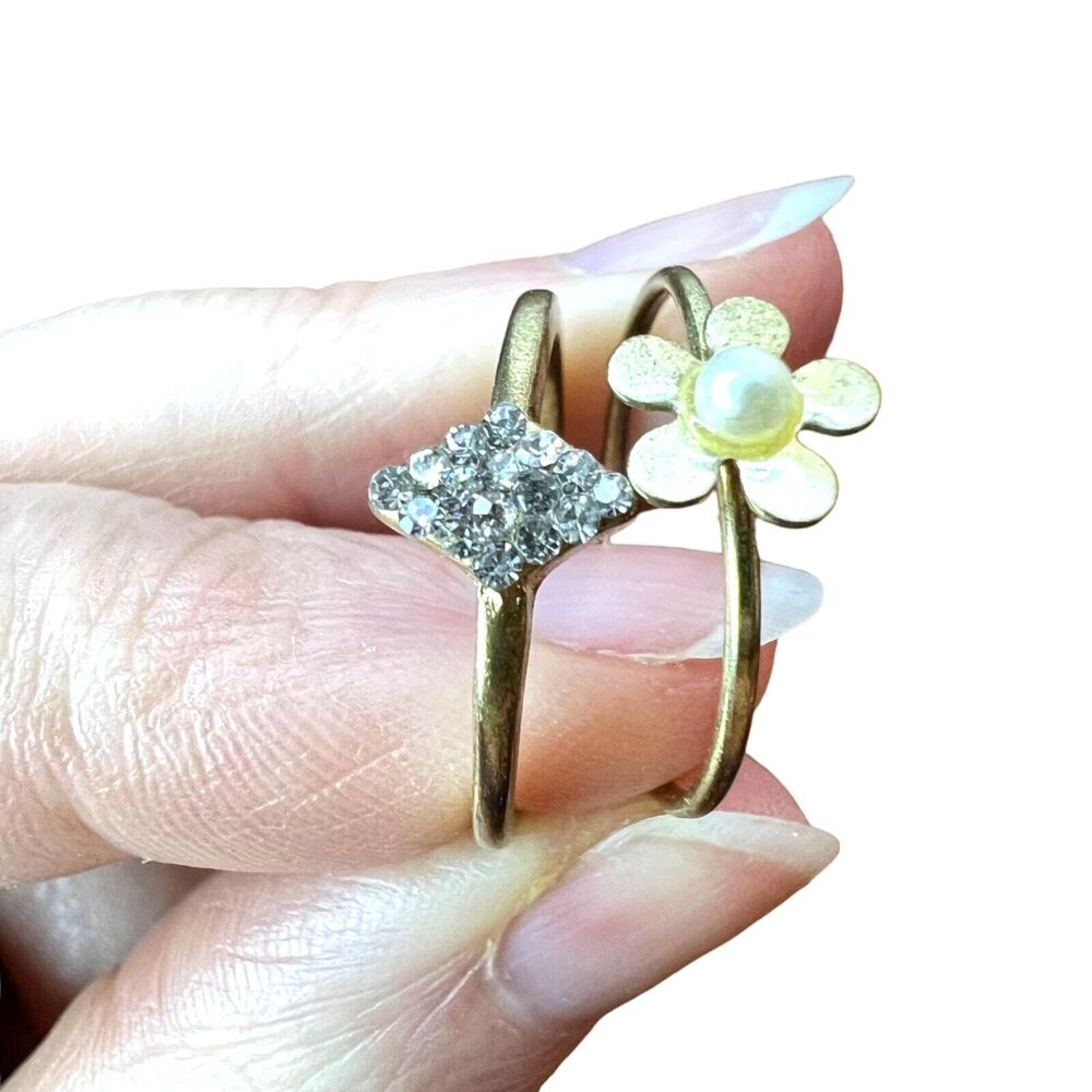 Delicate Gold Color Rings Diamond and Flower Theme